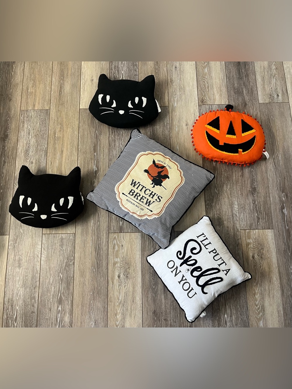 🎃5 piece set of Halloween Decorative Pillows - Black/White/Orange🖤